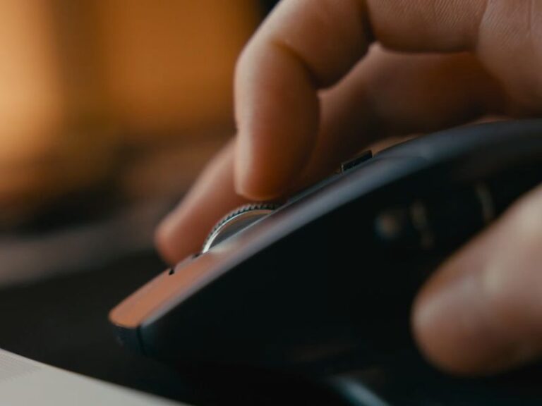 Osoba koristi komjuterski miš