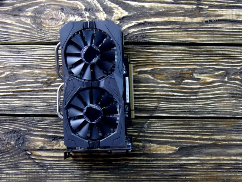 Grafička kartica za komjuter na drvenom stolu