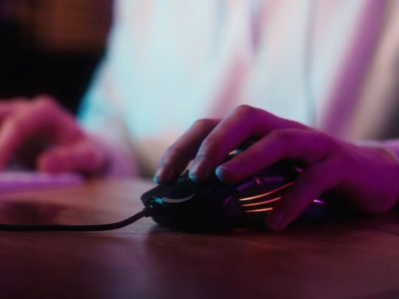 Devojka koristi gaming miš 