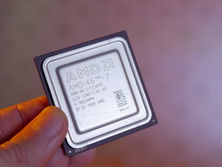 Osoba drži u ruci gaming procesor