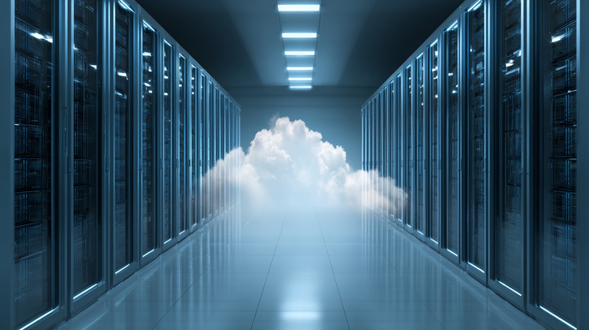Redovi serverskih ormana u data centru sa oblakom u sredini, simbolizuju integraciju cloud tehnologije u VPS hosting