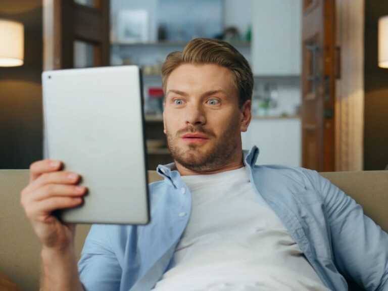 momak gleda sportsku utakmicu preko tableta